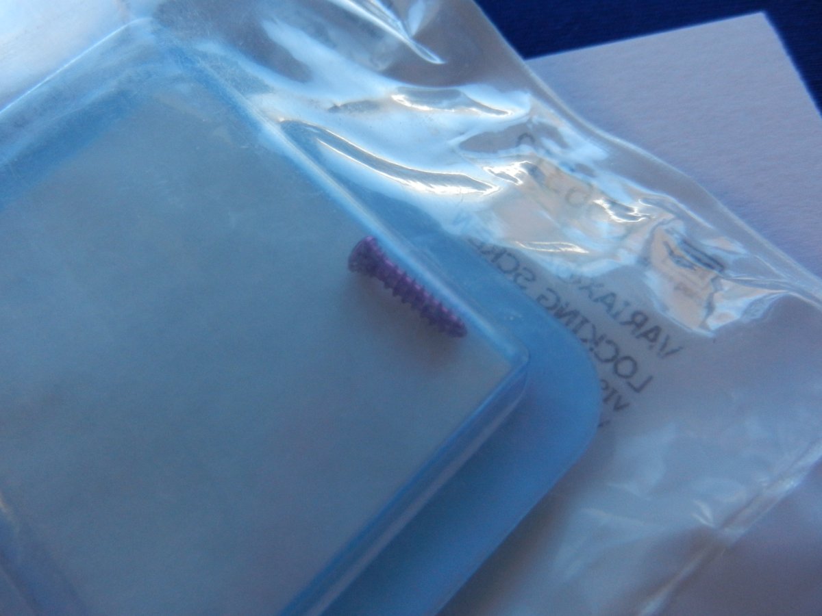 Stryker 656312 Variax 2 Locking Screw T8 Full Thread 2.7mm/L12mm - Image 2