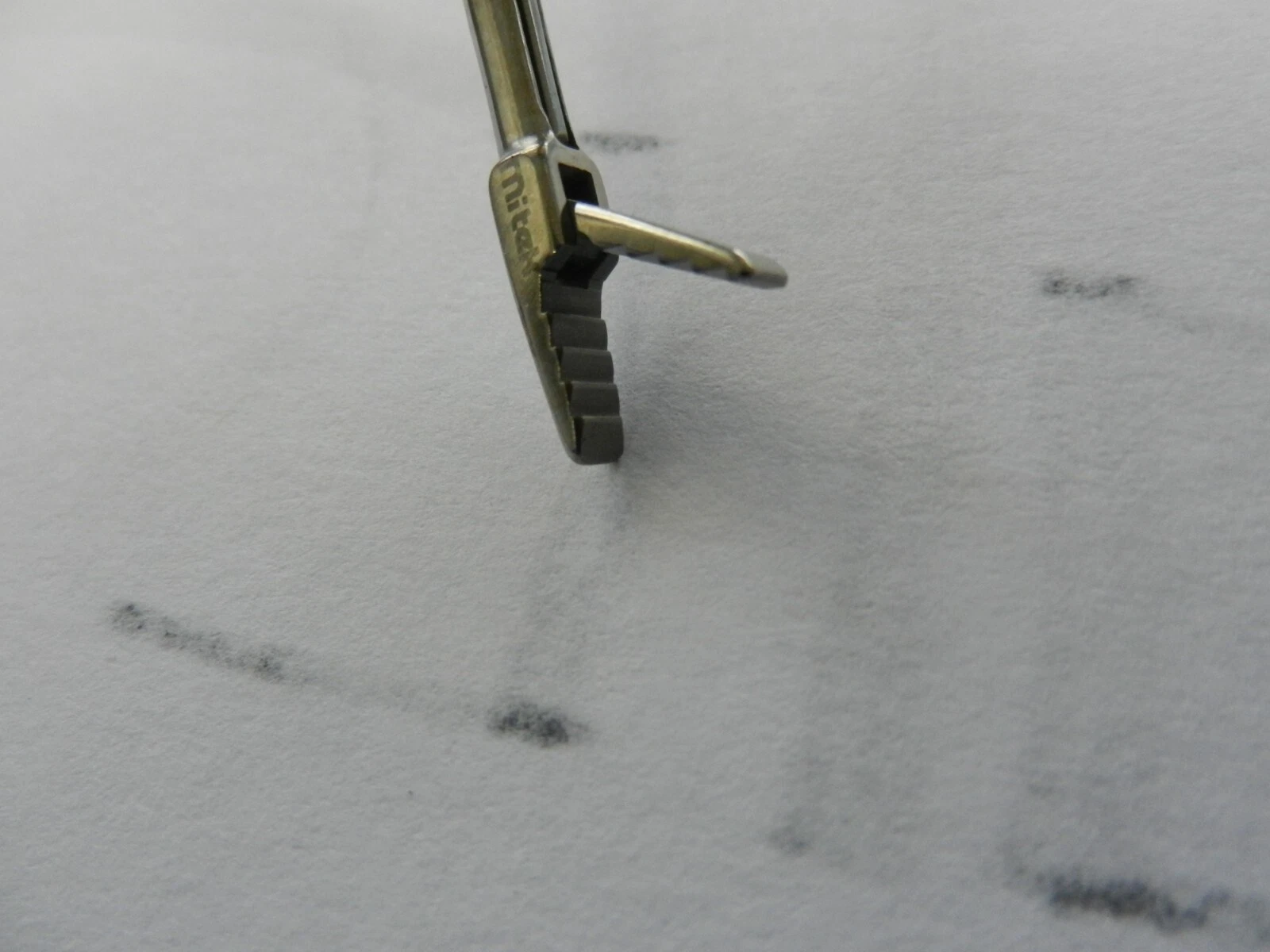 Mitek 214606 Straight Ratcheting Tissue Grasper - Image 3