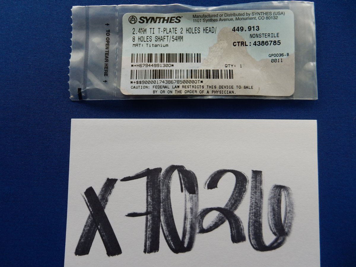 Synthes 449.913 2.4mm TI T-Plate 2 Holes Head/8 Holes Shaft/54mm