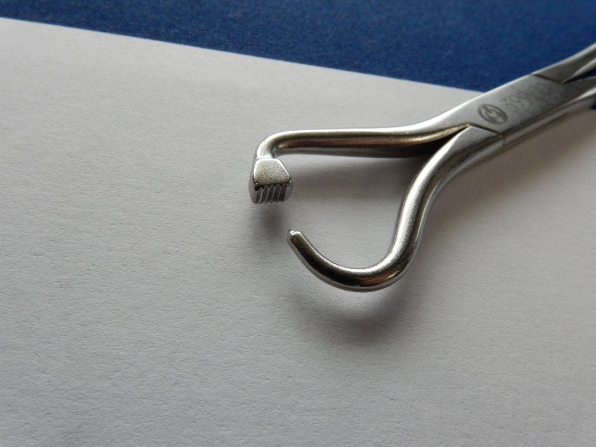 Synthes 399.00 Holding Forceps with Foot for Mini Plates - Image 2