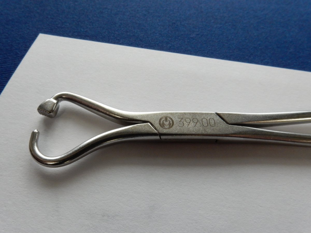 Synthes 399.00 Holding Forceps with Foot for Mini Plates - Image 3