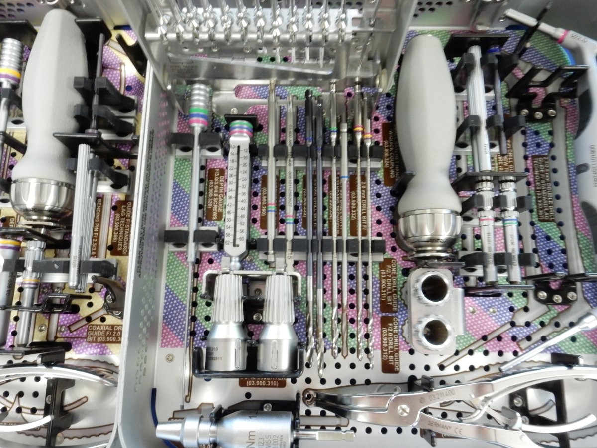 Depuy Synthes TriLEAP Lower Extremity Anatomic Plating System Complete w/ Instruments - Image 4