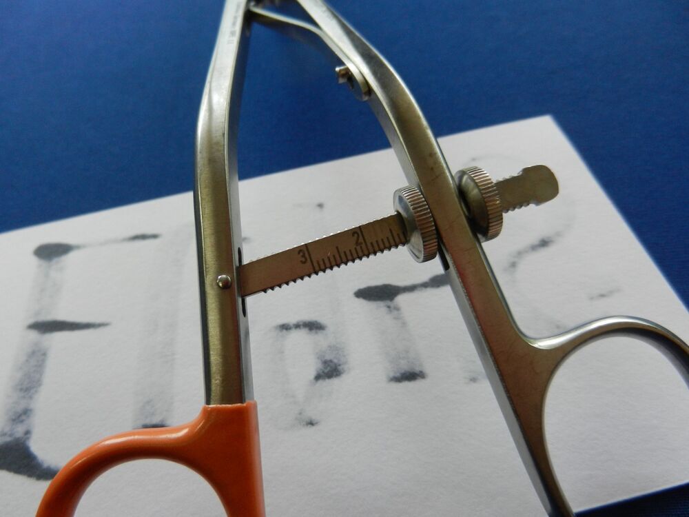 E6948 Miltex 30-1350 Kogan Fenestrated Jaw Speculum with Gauge 7x25mm - Image 5