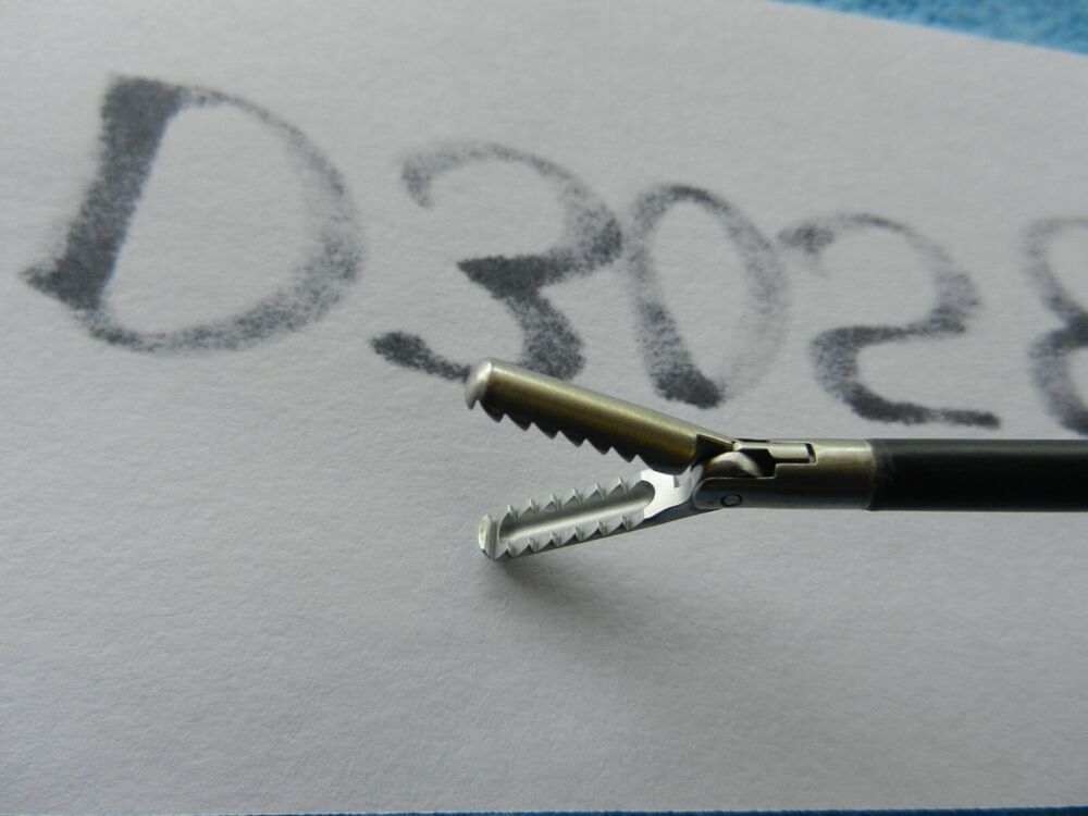 D3058 V. Mueller Surgical 5mm 34cm Aggressive Grasping Forceps - Image 3