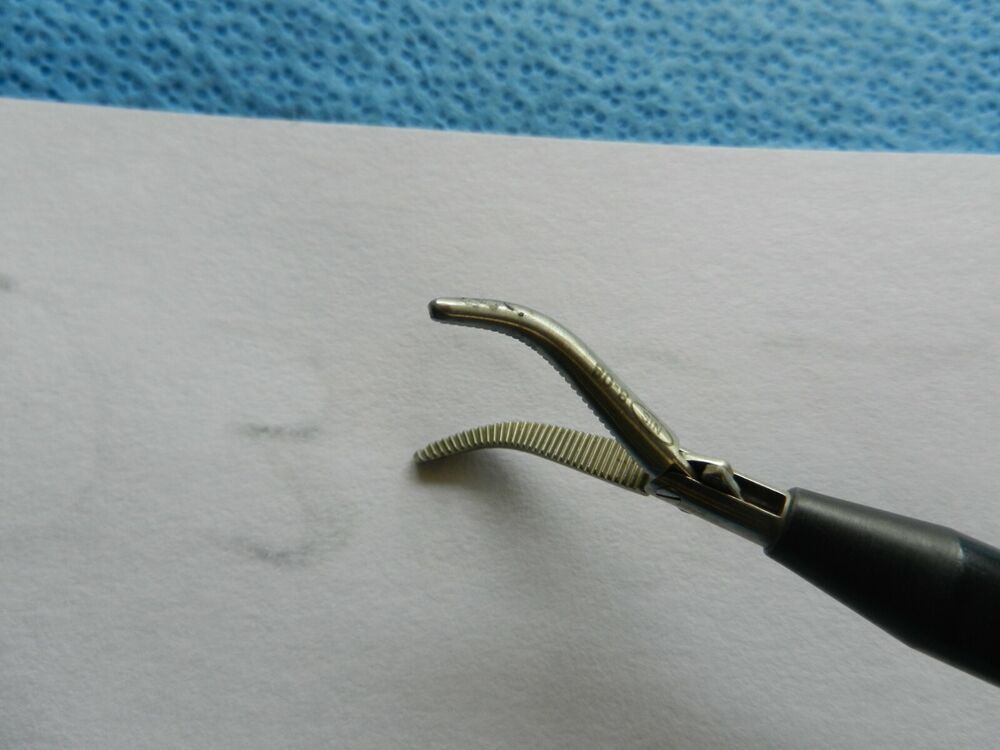 D3002 Surgical 10mm 33cm Left Curved Maryland Type Grasping Forceps - Image 3