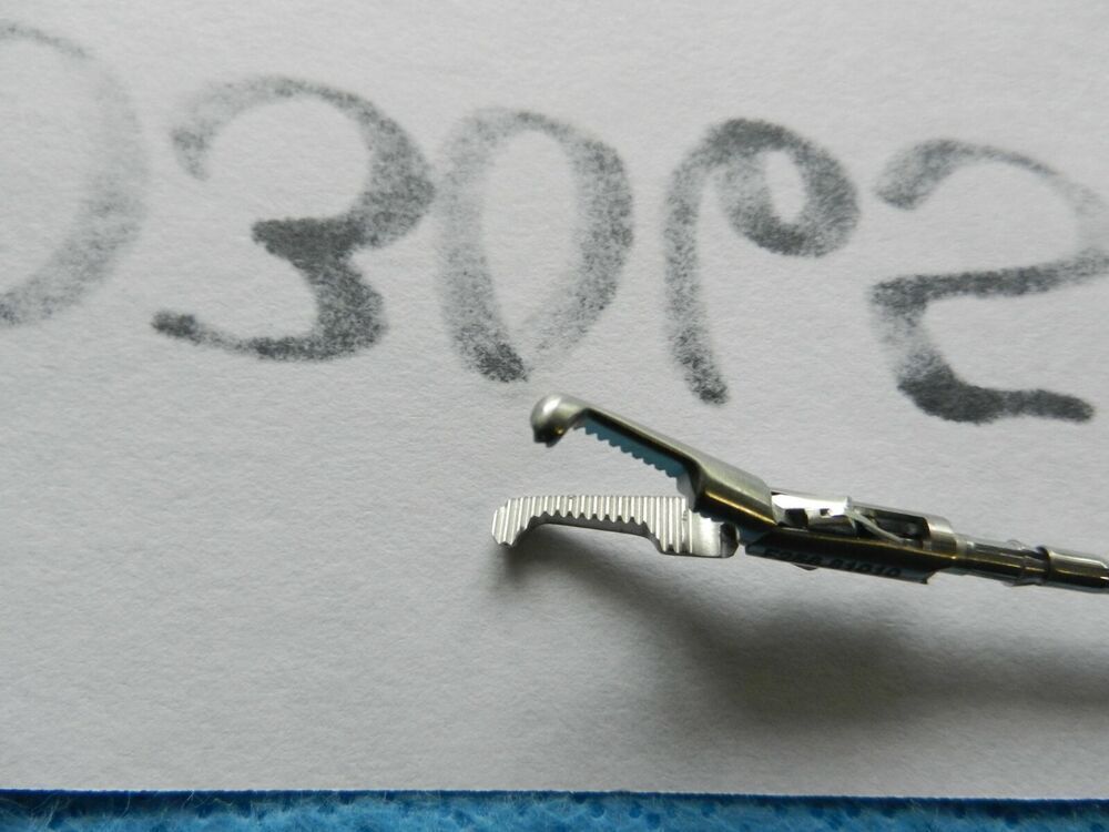 D3065 V. Mueller Surgical 5mm 35cm O.L Right Angle Forceps Insert F256.81010 - Image 3