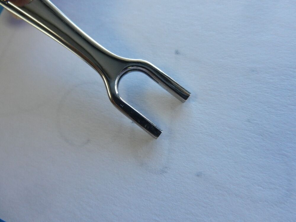 D8235 V. Mueller Price Double Prong Fork Tip Clamp 8mm Wide Jaw SU20910 - Image 4
