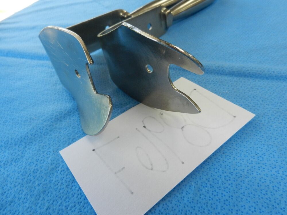 D8967 Innomed Surgical Left and Right Busenkell Retractors - Image 3