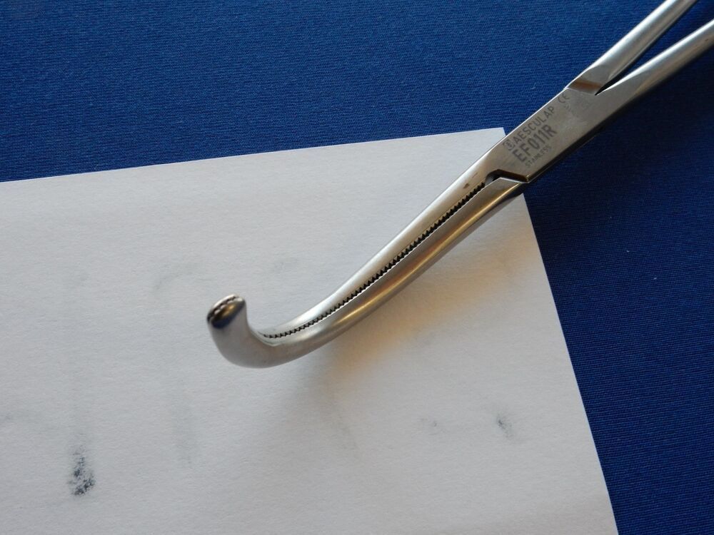 Aesculap EF011R Guyon Kidney Clamp 9" - Image 3