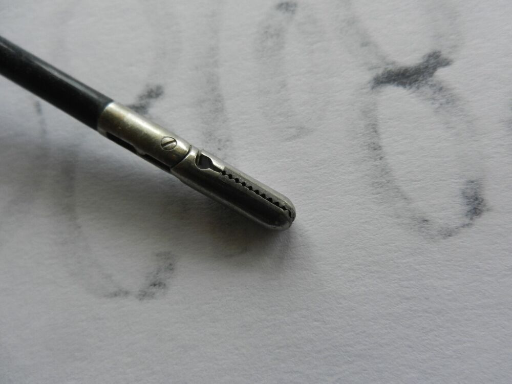 D8689 Snowden Pencer Insulated Shaft Laparoscopic Alligator Forceps 90-8020 - Image 3