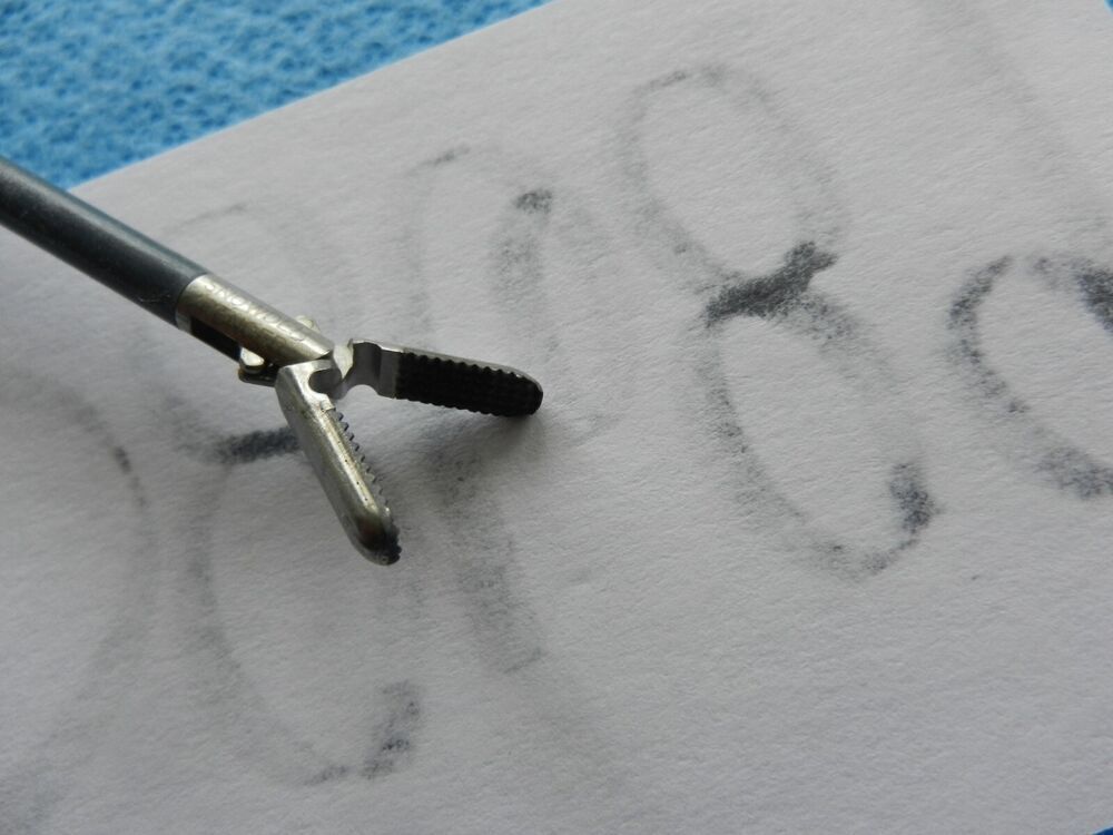 D8689 Snowden Pencer Insulated Shaft Laparoscopic Alligator Forceps 90-8020 - Image 4