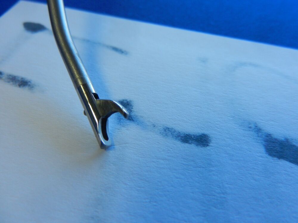 E483 Linvatec 2.75mm 15 Degree Up Angled Mini Tip Forceps 130mm 1.1633 - Image 4